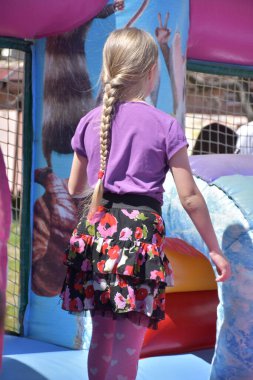 Çocuklar şişme kalede oynuyorlar.,