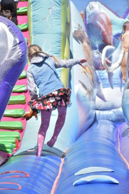 Çocuklar şişme kalede oynuyorlar.,