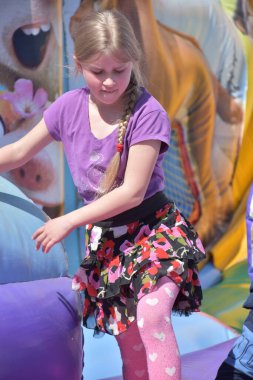 Çocuklar şişme kalede oynuyorlar.,