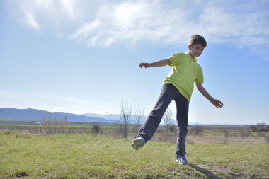 Manzaranın arka planındaki çocuklar
