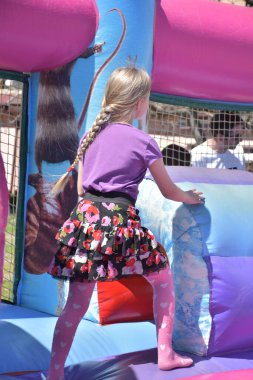 Çocuklar şişme kalede oynuyorlar.,