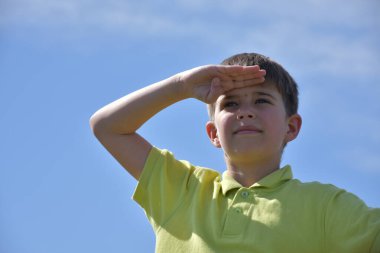 Manzaranın arka planındaki çocuklar