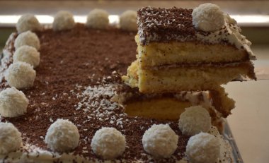 Süslenmek için beyaz kremalı ve hindistan cevizli lezzetli ev yapımı kek.