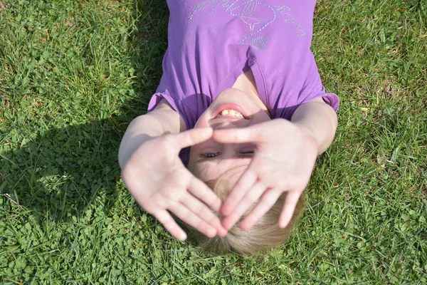 Close Shot Girl Holding Hands Shape Heart — Stockfoto