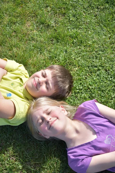Cute Kids Laying Green Grass Enjoying Sun — Fotografia de Stock