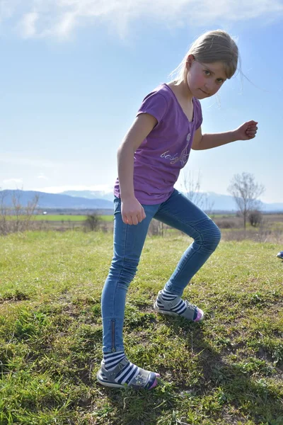 Manzaranın arka planındaki çocuklar