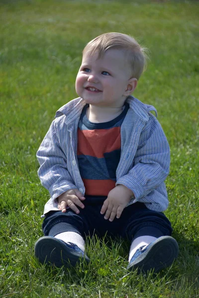 Das Kind Sitzt Gras — Stockfoto