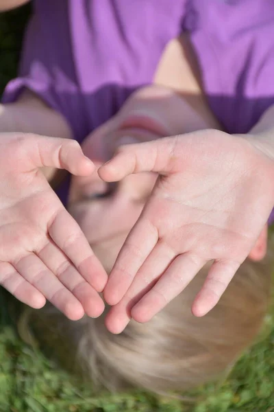 Close Shot Girl Holding Hands Shape Heart — Fotografia de Stock