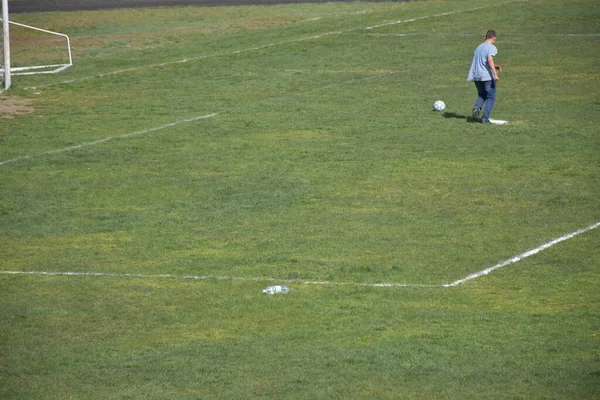 Boy Playing Football Green Grass Field — Foto Stock