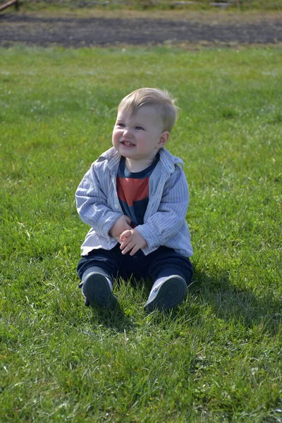 Het Kind Zit Het Gras — Stockfoto