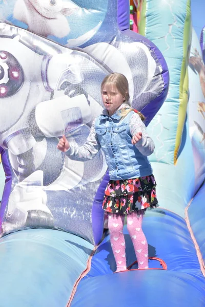 Çocuklar şişme kalede oynuyorlar.,