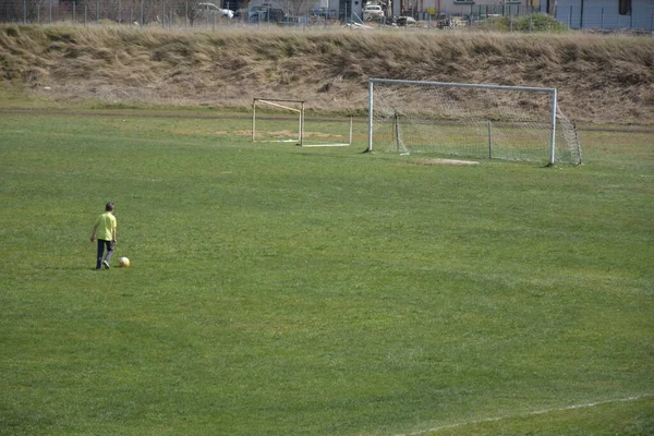 Boy Playing Football Green Grass Field — Zdjęcie stockowe