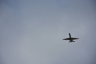 Gökyüzünde ve manzarada uçaklar