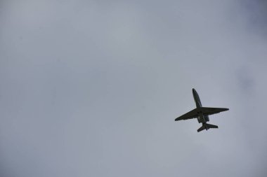 Gökyüzünde ve manzarada uçaklar