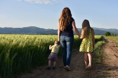 Buğday tarlasında aile,