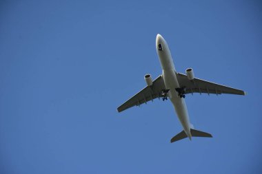 Gökyüzünde ve manzarada uçaklar