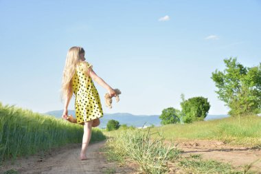 Yeşil buğday tarlası ve sarışın kız,