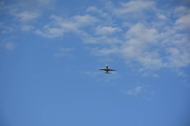 Gökyüzünde ve manzarada uçaklar