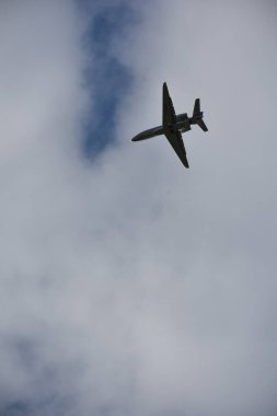 Gökyüzünde ve manzarada uçaklar