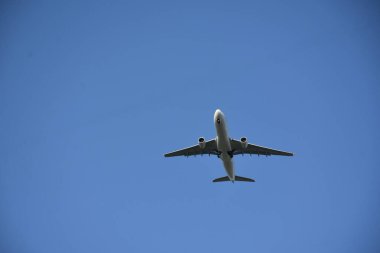 Gökyüzünde ve manzarada uçaklar