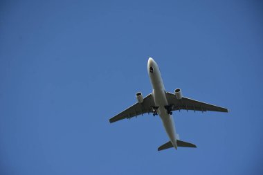Gökyüzünde ve manzarada uçaklar