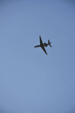 Gökyüzünde ve manzarada uçaklar