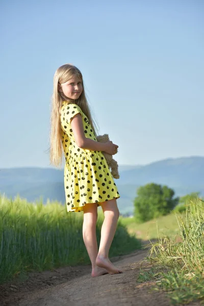 Зеленое Пшеничное Поле Блондинка — стоковое фото