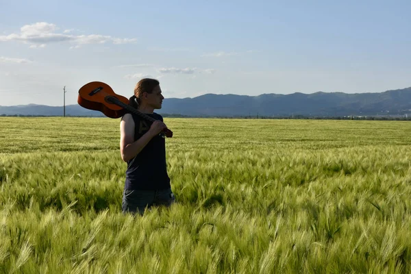 Green Wheat Field Man Guitar — Φωτογραφία Αρχείου