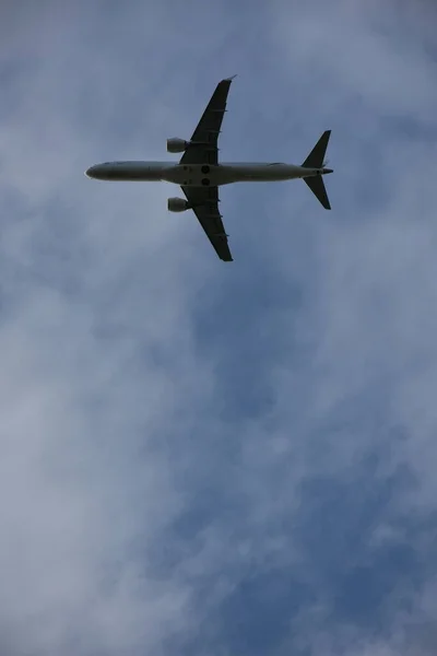 Letadlo Obloze Krajině — Stock fotografie