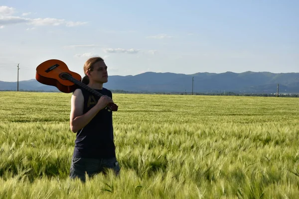 Green Wheat Field Man Guitar — Φωτογραφία Αρχείου