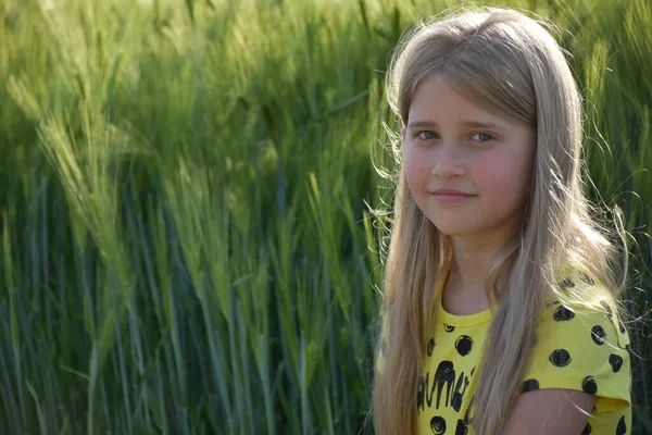 Groen Tarweveld Blond Meisje — Stockfoto