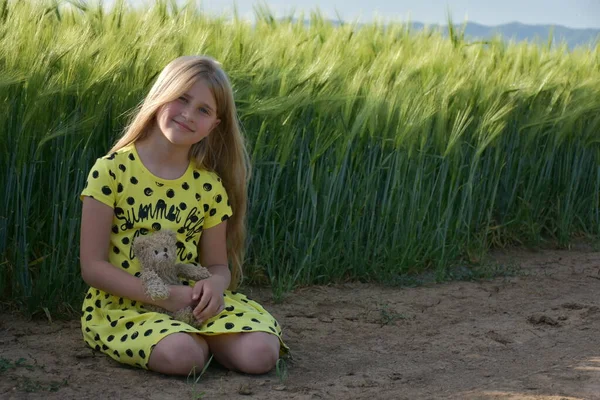 Green Wheat Field Blonde Girl — Φωτογραφία Αρχείου