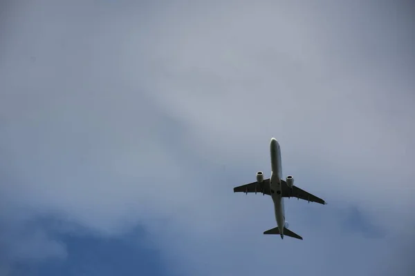 Letadlo Obloze Krajině — Stock fotografie