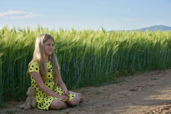 Green Wheat Field Blonde Girl — Φωτογραφία Αρχείου