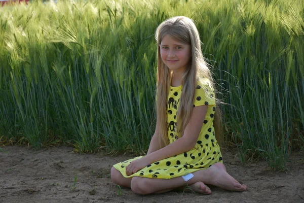 Zielone Pole Pszenicy Blondynka Dziewczyna — Zdjęcie stockowe