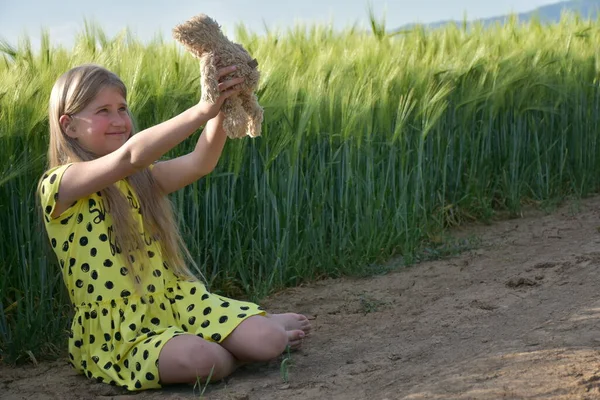 Green Wheat Field Blonde Girl — Φωτογραφία Αρχείου