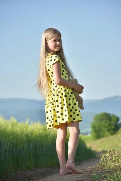 Groen Tarweveld Blond Meisje — Stockfoto
