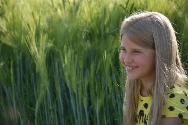 Groen Tarweveld Blond Meisje — Stockfoto