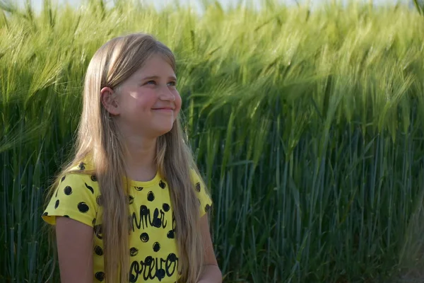 Groen Tarweveld Blond Meisje — Stockfoto