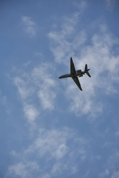 Αεροπλάνο Στον Ουρανό Και Τοπίο — Φωτογραφία Αρχείου
