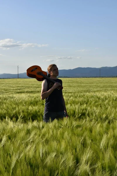 Campo Trigo Verde Homem Com Uma Guitarra — Fotografia de Stock