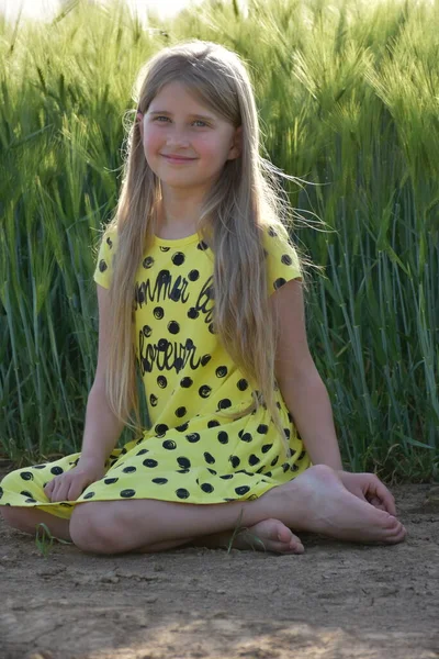 Yeşil Buğday Tarlası Sarışın Kız — Stok fotoğraf