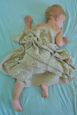 Bebek uyuyor ve örgü örüyor.