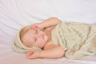 Bebek uyuyor ve örgü örüyor.