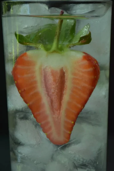 Drink Ice Cut Strawberry Served Glass Dark Background — Fotografia de Stock