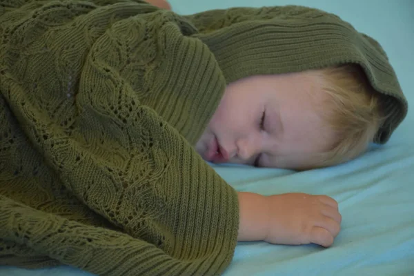 Baby Sleeping Knitted Blanket — Zdjęcie stockowe