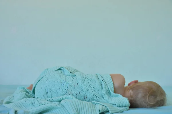 Baby Sleeping Knitted Blanket — Stock fotografie