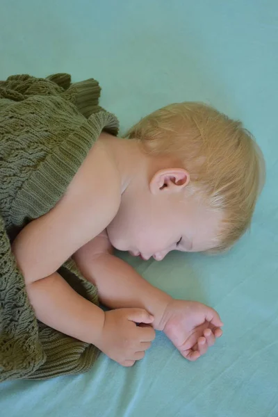 Baby Sleeping Knitted Blanket — Stock Fotó
