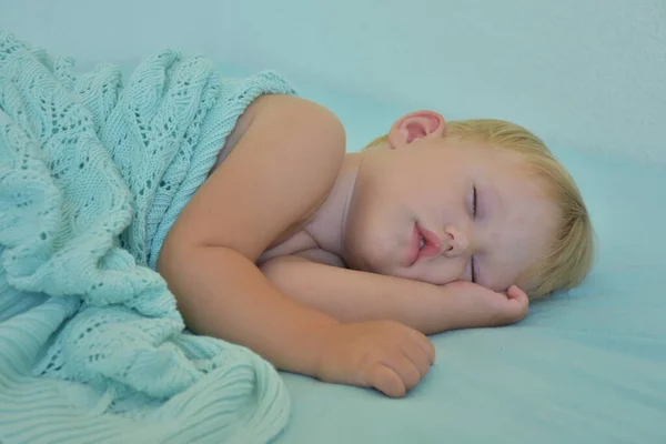 Baby Sleeping Knitted Blanket — Stock Fotó