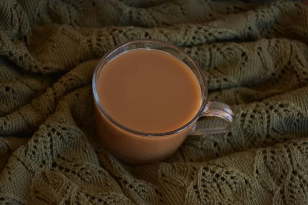 Кава Подана Скляній Чашці Оливковому Язаному Ковдрі — стокове фото